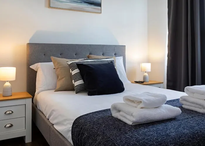 Modern 1-Bedroom Apartment, Beach 5-Min Walk, Free Parking
