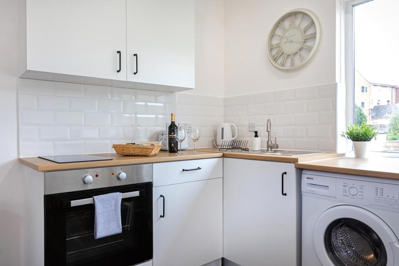 Apartment Modern 1-bedroom Apartment, 5-min Walk, Free Parking Weymouth