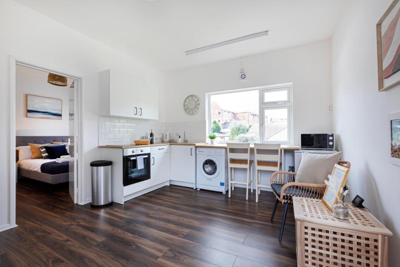 Modern 1-bedroom Apartment, 5-min Walk, Free Parking * Weymouth